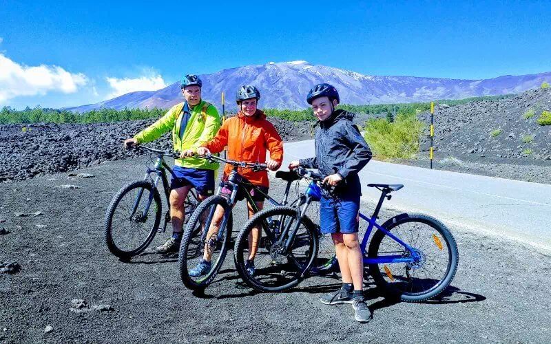 In mountain bike dall'Etna al mare