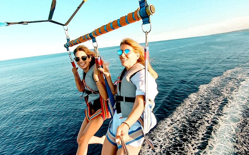 Parasailing nella baia di Taormina