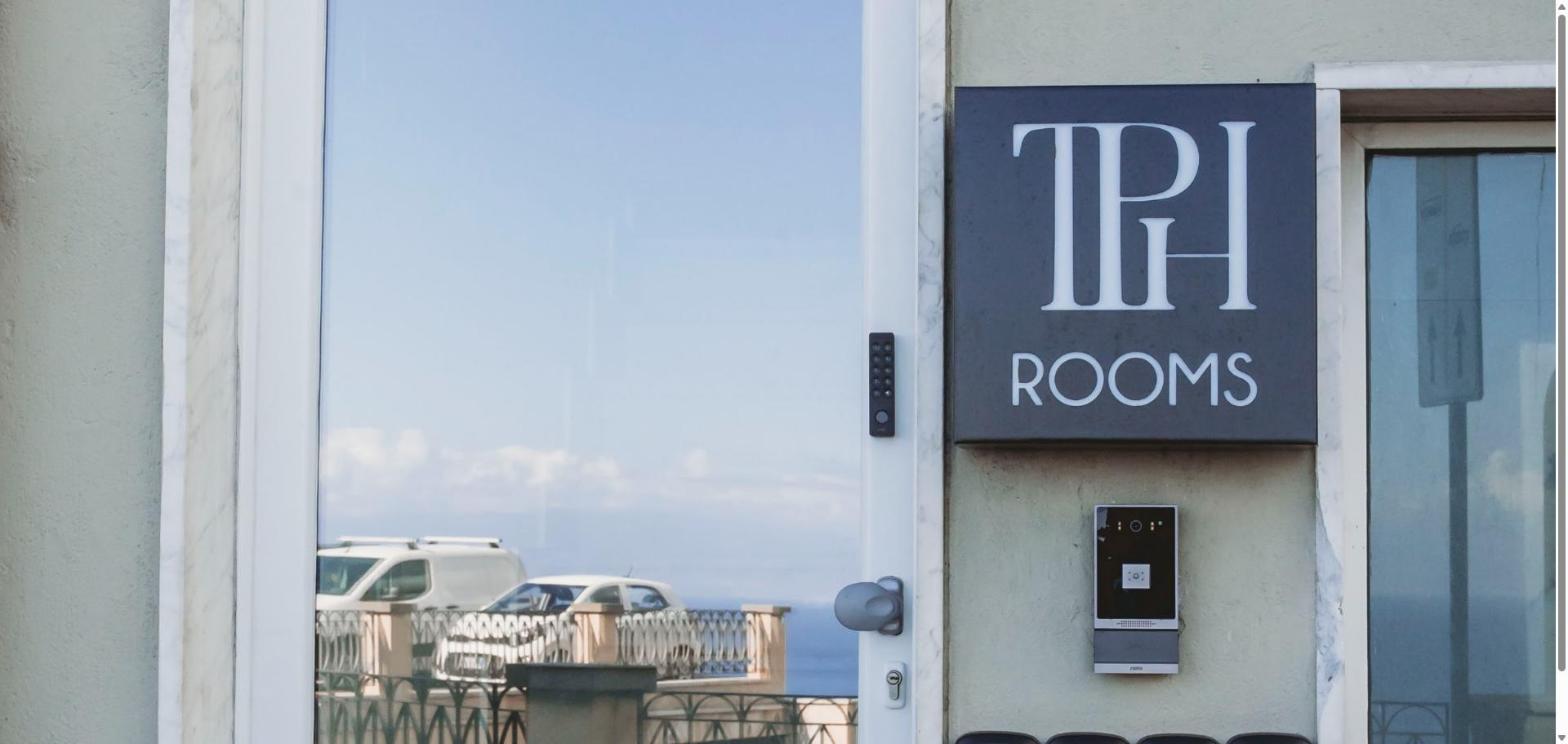 Ingresso di TPH Rooms con tastierino per il self check-in