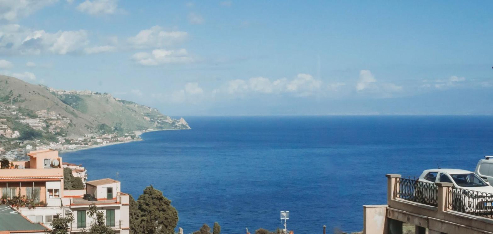 Vista sul mare Ionio e sulla costa di Taormina